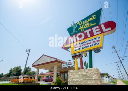 Tulsa USA - 8 settembre 2015; famoso motel in stile retrò e cactus al neon sul segno kitschy del motel, il Desert Hills Motel, buidlings e scena di strada Foto Stock