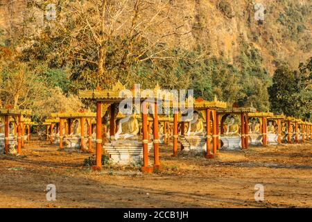 Statue di Buddha nel Giardino Lumbini alla base del Monte Zwegabin vicino hPa-an in Myanmar, destinazione di viaggio Asia.Burmese. Sacro buddista spirituale Foto Stock