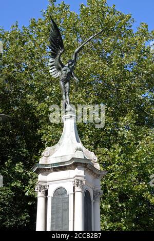 Statua di bronzo alato della Pace su una base di granito e pietra di Portland, il memoriale della Guerra dei Boeri del Sud Africa, Agricultural Hall Plain, Norwich, Norfolk Foto Stock