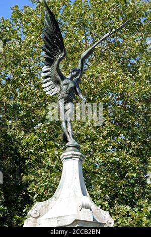 Statua di bronzo alato della Pace su una base di granito e pietra di Portland, il memoriale della Guerra dei Boeri del Sud Africa, Agricultural Hall Plain, Norwich, Norfolk Foto Stock