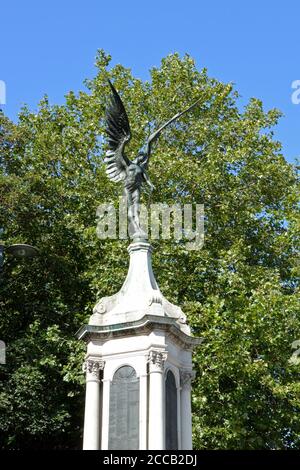 Statua di bronzo alato della Pace su una base di granito e pietra di Portland, il memoriale della Guerra dei Boeri del Sud Africa, Agricultural Hall Plain, Norwich, Norfolk Foto Stock