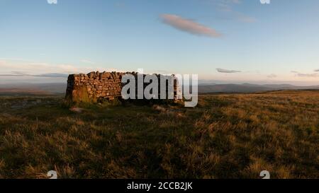 Il rifugio alla cima del Great Shunner cadde nello Yorkshire Dales, Regno Unito Foto Stock