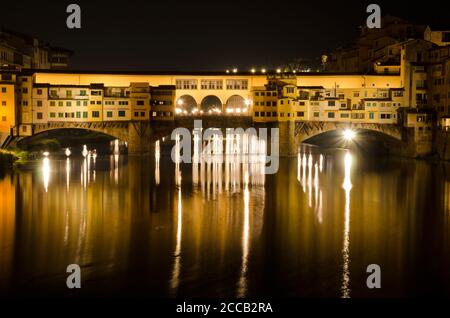 FIRENZE, ITALIA. Agosto 2020. Una vista notturna del famoso Ponte Vecchio di Firenze, ancora affollato da gente del posto e turisti a mezzanotte in un evento estivo Foto Stock
