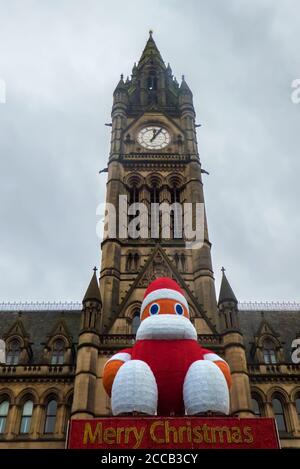 La torre del Municipio di Manchester, con un kitschy Padre Natale in primo piano: Albert Square, Manchester, Inghilterra, Regno Unito Foto Stock