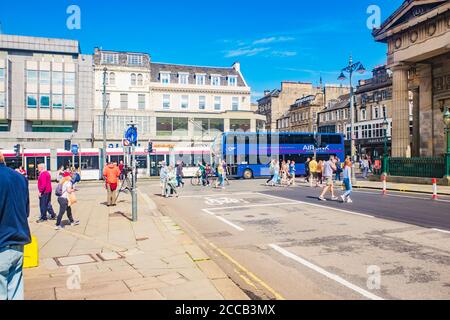 Edimburgo, Scozia 6 agosto 2020 trasporto pubblico, autobus, taxi e tram su Princes Street a Edimburgo. Foto Stock