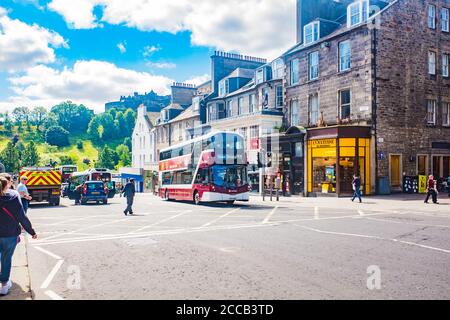 Edimburgo, Scozia 6 agosto 2020 trasporto pubblico, autobus, taxi e tram su Princes Street a Edimburgo. Foto Stock