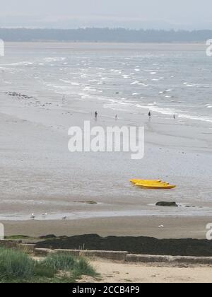 L'ampia distesa di spiaggia sabbiosa, le West Sands, a St Andrews sulla costa orientale della Scozia; agosto 2020. Foto Stock