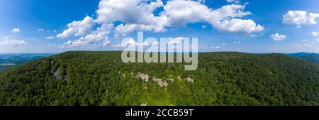 Un panorama aereo di Annapolis Rock e South Mountain, situato nella contea di Washington, Maryland. Stagione estiva. Foto Stock