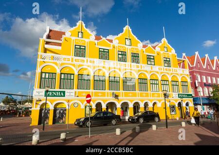 Il Penha Building è stato costruito nel 1708 in stile coloniale olandese ed è ora un grande magazzino all'angolo tra Handelskade e Breedestraat a Willemstad, t. Foto Stock