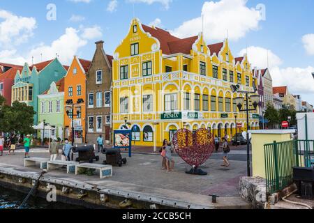 Il Penha Building è stato costruito nel 1708 in stile coloniale olandese ed è ora un grande magazzino all'angolo tra Handelskade e Breedestraat a Willemstad, t. Foto Stock