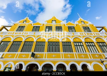 Particolare del Penha Building, costruito nel 1708 in stile coloniale olandese e oggi grande magazzino all'angolo tra Handelskade e Breedestraat a Willemst Foto Stock