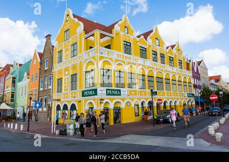 Il Penha Building è stato costruito nel 1708 in stile coloniale olandese ed è ora un grande magazzino all'angolo tra Handelskade e Breedestraat a Willemstad, t. Foto Stock