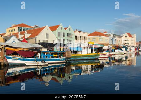 Il mercato galleggiante o Drijvende Markt sul Waaigat nella sezione di Punda di Willemstad, la capitale dell'isola caraibica di Curacao nel Nether Foto Stock