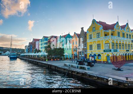 Vista mattutina sul lungomare di Punda a Willemstad, la capitale di Curacao. I tradizionali edifici in stile coloniale olandese si affacciano su Sant'Anna Foto Stock