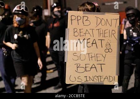 Portland, Stati Uniti. 19 agosto 2020. Una giovane donna tiene un segno umoristico. I manifestanti si scontrarono con la polizia federale e Portland e una rivolta fu dichiarata l'84° giorno consecutivo di proteste, dopo che i manifestanti attaccarono un edificio ICE (immigrazione e applicazione doganale) nel centro di Portland, Oregon, il 19 agosto 2020. (Foto di John Rudoff/Sipa USA) Credit: Sipa USA/Alamy Live News Foto Stock