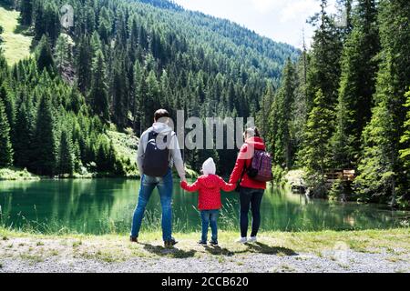 Famiglia con bambina al Lago di montagna in Austria Viaggi Foto Stock