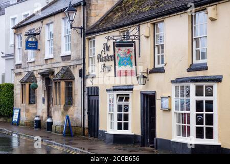 Il 15 ° secolo Plaisterers Arms ristorante e locanda lungo la High Street a Winchcombe, Gloucestershire, Inghilterra, Regno Unito Foto Stock