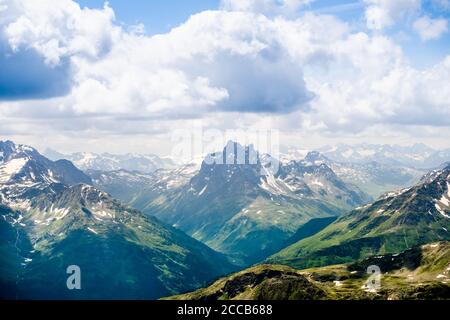 Montagne delle Alpi. Alpine Austria montagna con nuvole Foto Stock