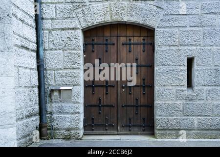 Ingresso porta facciata esterna del vecchio Castello di legno Foto Stock
