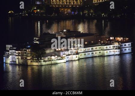 Vista notturna del Taj Lake Palace Hotel. Una delle residenze più riconoscibili al mondo, è stata presentata nei film e il gioiello nella Corona. Foto Stock