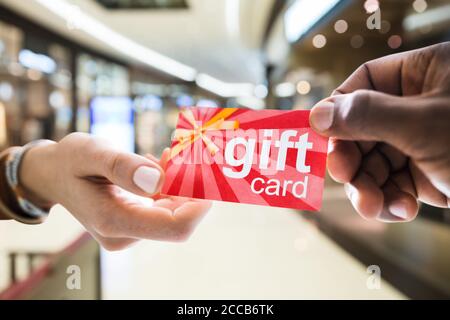 Regala una carta regalo o un voucher presso il centro commerciale Foto Stock