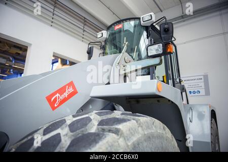 Nordborg, Danimarca. 20 Agosto 2020. Un escavatore completamente elettrico è pronto per la presentazione in una sala presso la sede della società danese Danfoss a Nordborg durante la visita del primo ministro di Schleswig-Holstein. Credit: Gregor Fischer/dpa/Alamy Live News Foto Stock