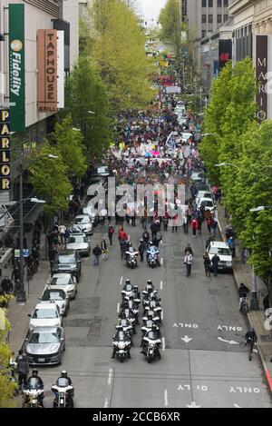 Seattle, USA – 1 maggio 2017: Maggio giorno di protesta in movimento centro 6 Ave in ritardo nel giorno. Foto Stock