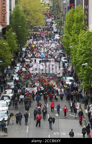 Seattle, USA – 1 maggio 2017: Maggio giorno di protesta in movimento centro 6 Ave in ritardo nel giorno. Foto Stock