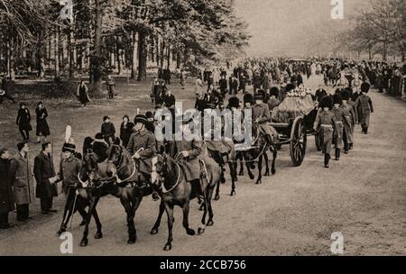 Dopo la morte di Re Giorgio V il 20 gennaio 1936, la sua bara su una carrozza a pistola, scortata dai guardiani di Grenadier, e inquilini e servitori, lascia la tenuta a Sandringham, Norfolk, Regno Unito Foto Stock