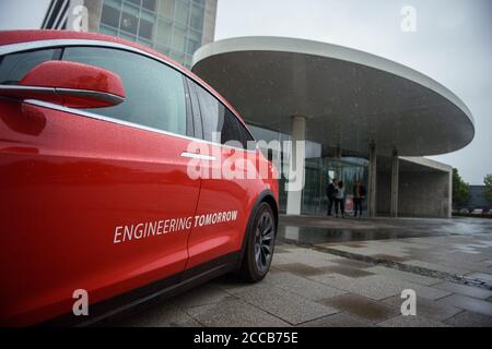 Nordborg, Danimarca. 20 Agosto 2020. Un'auto con l'iscrizione 'Engineering Tomorrow' è parcheggiata di fronte alla sede della società danese Danfoss a Nordborg. Il gruppo è specializzato nello sviluppo e nella produzione di impianti idraulici e motori elettrici. Credit: Gregor Fischer/dpa/Alamy Live News Foto Stock