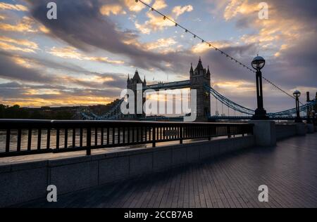 Londra, Regno Unito. 20 Agosto 2020. Tempo nel Regno Unito: Alba sul Tower Bridge. L'ultima delle nuvole piovose di ieri si stende sul Tower Bridge e sulla City of London facendo strada al caldo sole e al cielo limpido. La capitale è molto tranquilla perché i soliti pendolari e turisti sono lontani dalla città. Credit: Celia McMahon/Alamy Live News Foto Stock