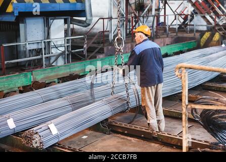 Costruzione di armatura si trovano nel magazzino dei prodotti metallurgici. Elemento della struttura costruttiva Foto Stock