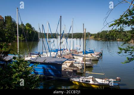 Molo delle barche, Kamptal-Seenweg 620, escursioni nei pressi del lago artificiale di Dobra, Waldviertel, Austria Foto Stock