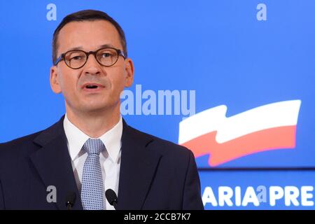 Varsavia, Polonia. 20 Agosto 2020. Il primo ministro polacco Mateusz Morawiecki ha parlato durante una conferenza stampa a Varsavia, Polonia, il 20 agosto 2020. Morawiecki giovedì ha annunciato che Adam Niedzielski avrebbe sostituito Lukasz Szumowski come nuovo ministro della salute, mentre Zbigniew Rau avrebbe sostituito Jacek Czaputowicz come il nuovo ministro degli Esteri, l'Agenzia Stampa polacca ha riferito. Credit: Jaap Arriens/Xinhua/Alamy Live News Foto Stock