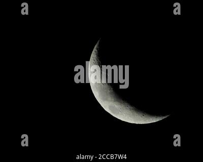 Luna Crescent con crateri visibili e mare lunare, osservato nell'emisfero sud. Foto Stock