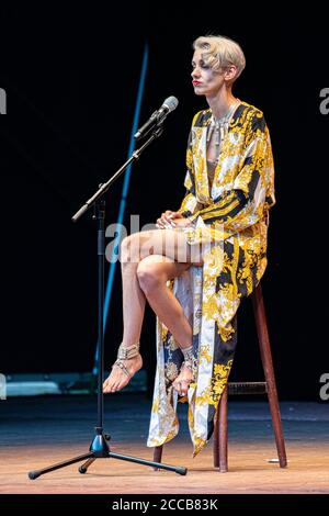 Lisa Eckhart bei ihrem Soloprogramm 'Lisa Eckhart - Die Vorteile des Lakes' in der Freilichtbühne Junge Garde. Dresda., 20.08.2020 Foto Stock