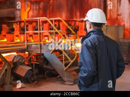 Operaio industriale presso la fabbrica di primo piano di saldatura Foto Stock