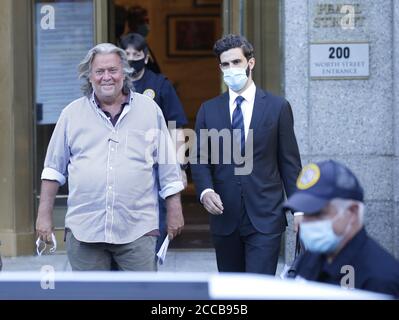 New York, Stati Uniti. 20 Agosto 2020. L'ex Chief Strategist della Casa Bianca al Presidente Trump Steve Bannon sorride quando esce dalla Corte Federale a 500 Pearl Street giovedì 20 agosto 2020 a New York City. Un giudice ha fissato la cauzione per Bannon che include 5 milioni di dollari di obbligazioni ed è stato rilasciato oggi con condizioni. Foto di John Angelillo/UPI Credit: UPI/Alamy Live News Foto Stock