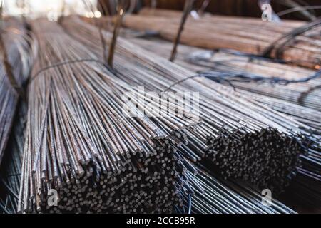 Costruzione di armatura si trovano nel magazzino dei prodotti metallurgici. Elemento della struttura costruttiva Foto Stock