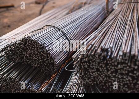 Costruzione di armatura si trovano nel magazzino dei prodotti metallurgici. Elemento della struttura costruttiva Foto Stock