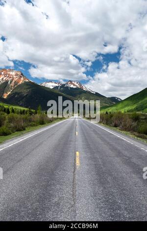 Vista guardando lungo la Million Dollar Highway, US 550 in avvicinamento Red Mountain Pass in Colorado Foto Stock