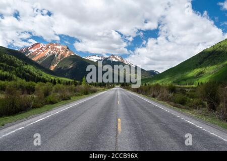 Vista guardando lungo la Million Dollar Highway, US 550 in avvicinamento Red Mountain Pass in Colorado Foto Stock