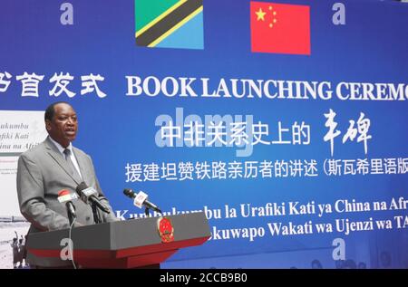 Dar es Salaam. 20 Agosto 2020. Il Ministro degli Affari Esteri della Tanzania e della cooperazione in Africa Orientale Palamagamba Kabudi parla durante il lancio di un libro in versione swahili che documenta la storia della ferrovia Tanzania-Zambia a Dar es Salaam, Tanzania, il 20 agosto 2020. La Cina e la Tanzania hanno lanciato giovedì un libro in versione swahili che documenta la storia della ferrovia Tanzania-Zambia intitolato "UN monumento all'amicizia Cina-Africa". Credit: Xinhua/Alamy Live News Foto Stock