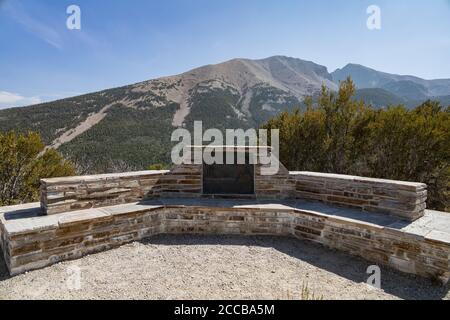 Vista soleggiata del bellissimo Wheeler Peak dal Mather Point al Great Basin National Park, Nevada Foto Stock