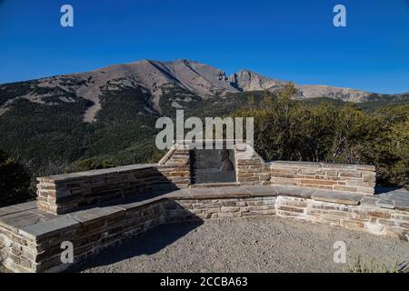 Vista soleggiata del bellissimo Wheeler Peak dal Mather Point al Great Basin National Park, Nevada Foto Stock