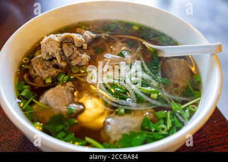 Primo piano di una ciotola di delizioso Oxtail Pho a Las Vegas, Nevada Foto Stock