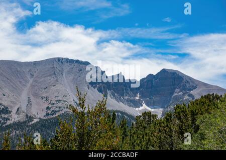 Vista soleggiata del bellissimo Wheeler Peak al Great Basin National Park, Nevada Foto Stock