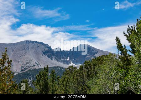 Vista soleggiata del bellissimo Wheeler Peak al Great Basin National Park, Nevada Foto Stock