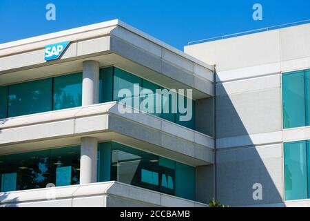 La facciata del campus dell'ufficio SAP nella Silicon Valley, centro high-tech della San Francisco Bay Area - San Ramon, CA, USA - Ottobre 2019 Foto Stock