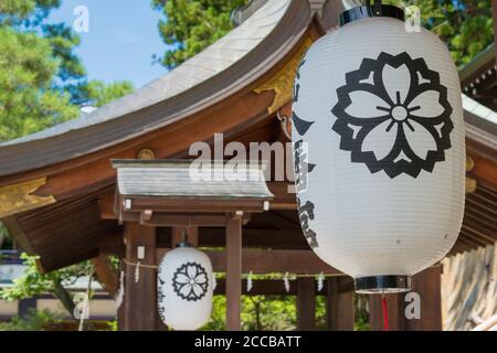 Gifu, Giappone - Lanterna al santuario di Sakurayama Hachimangu, un famoso sito storico a Takayama, Gifu, Giappone. Foto Stock